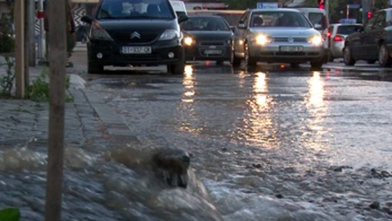 Shpërthen gypi i ujit tek ‘Santea” në Prishtinë (Video)