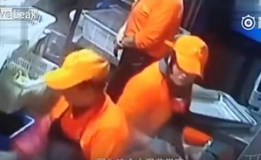 Konflikt në kuzhinë, koleges i hodhi tenxheren me ujë të valë në fytyrë (Video,+16)