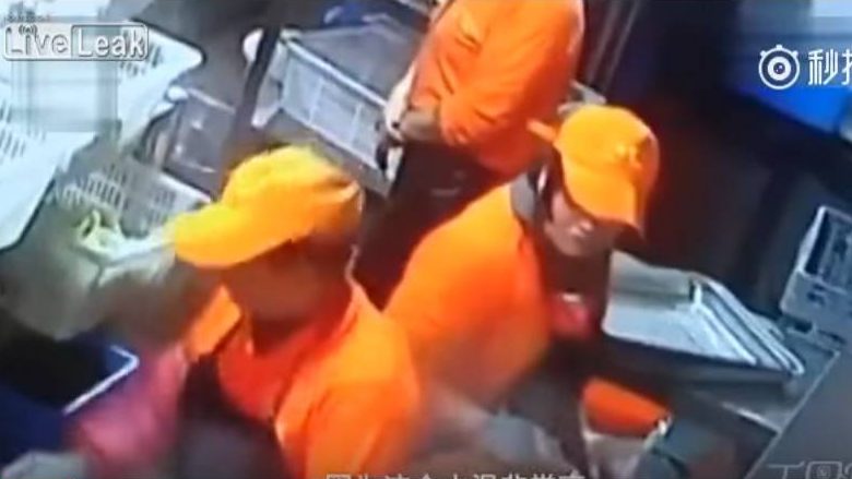 Konflikt në kuzhinë, koleges i hodhi tenxheren me ujë të valë në fytyrë (Video,+16)
