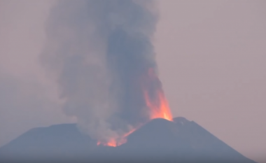 Shpërthimi i vullkanit Etna, turistët mezi shpëtojnë të gjallë (Video)