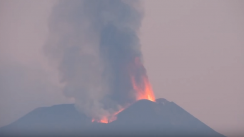 Shpërthimi i vullkanit Etna, turistët mezi shpëtojnë të gjallë (Video)