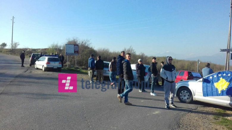 Vizita e zyrtarëve serbë në Kosovë, qytetarët bllokojnë rrugët (Foto)