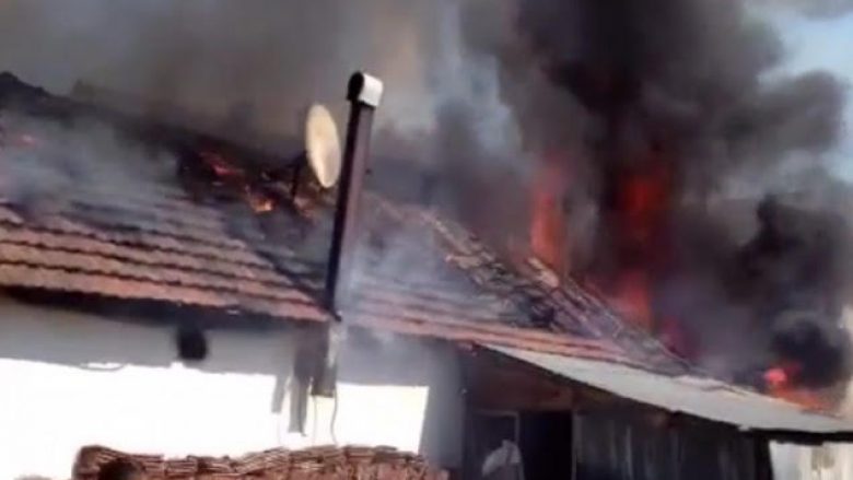 Përfshihen nga zjarri dy shtëpi në Ratkoc të Rahovecit (Foto/Video)