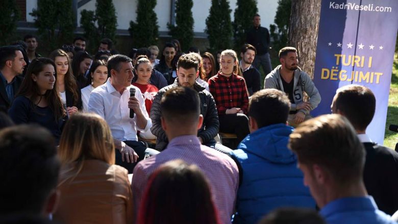 Veseli bashkëbisedon me studentët (Foto)