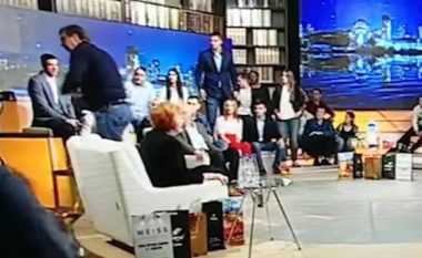 Incident i pakëndshëm në një studio televizive, Vuçiq kërkon ndërprerjen e emisionit (Video)