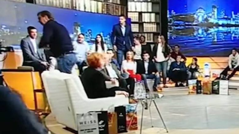 Incident i pakëndshëm në një studio televizive, Vuçiq kërkon ndërprerjen e emisionit (Video)