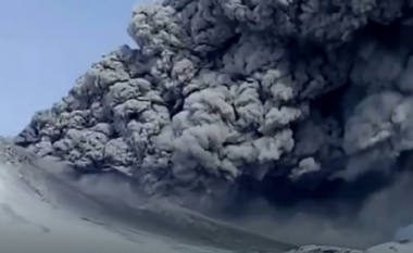 Pas 250 vitesh shpërthen një vullkan në (Video)