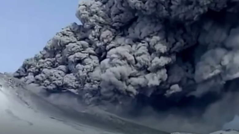 Pas 250 vitesh shpërthen një vullkan në (Video)