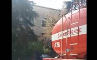 Zjarr në Bibliotekën Kombëtare në Tiranë (Video)