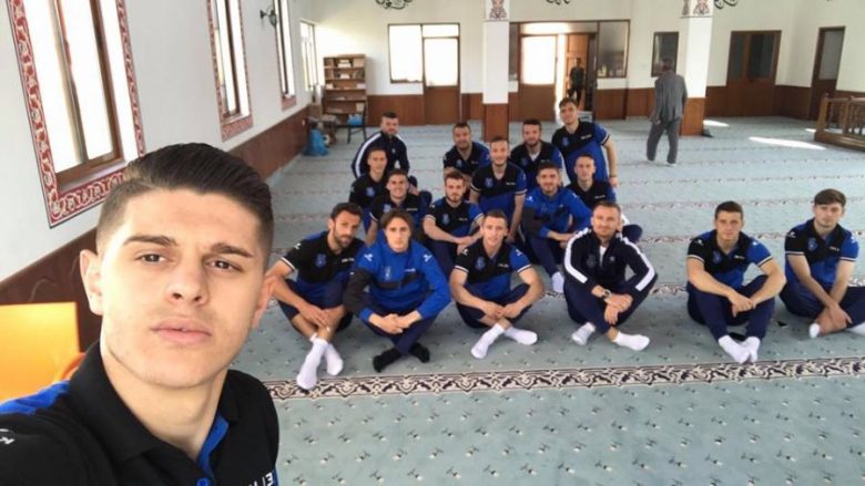 Futbollistët e Kosovës luten në xhami për fitore ndaj Islandës