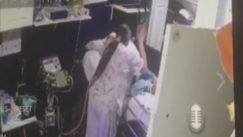 Motra medicionale filmohet nga kamerat e fshehta duke rrahur shuplaka pacientin e paralizuar (Foto/Video, +16)