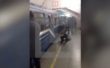 Skena paniku derisa qytetarët mundoheshin të ikin nga metroja pas shpërthimit në Rusi (Video, +18)