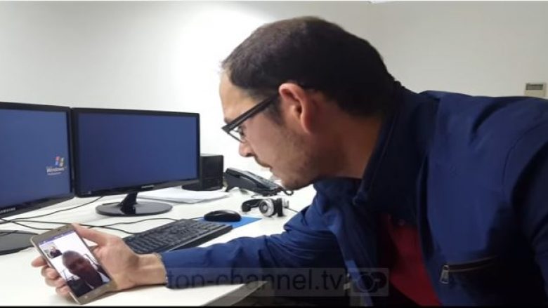 Emigranti shqiptar qëllon veten “live” gjatë bisedës me gazetarin (Video)