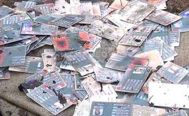 Kartelat e veteranëve të UÇK-së hidhen në plehra (Video)