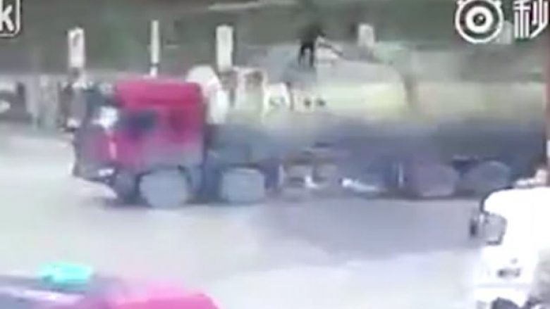 Shoferi i kamionit e pëson keq derisa tenton ta rregullojë mikserin e betonit (Foto/Video, +18)