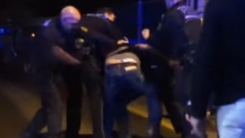 Refuzon ta fikë cigaren, policia e bën për spital (Video, +18)