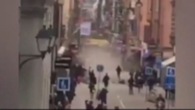 Momenti kur sulmuesi shkel me kamion këmbësorët në Stokholm (Video)