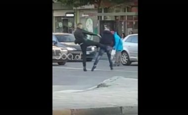 Rrahje në Tiranë, “trimat” pasi mbarojnë grushtat plasin gurët turinjve (Video, +18)