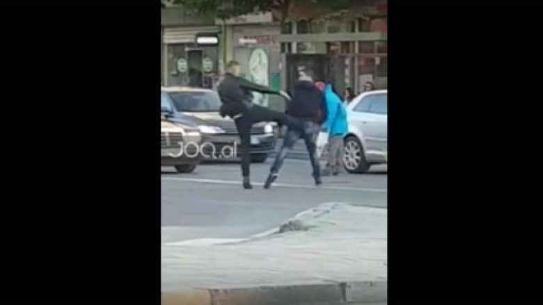 Rrahje në Tiranë, “trimat” pasi mbarojnë grushtat plasin gurët turinjve (Video, +18)