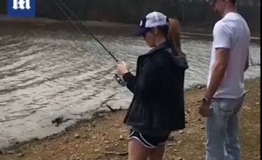 E dërgon të dashurën për peshkim, ajo çfarë i kapet në grep e bën atë qaj (Video)