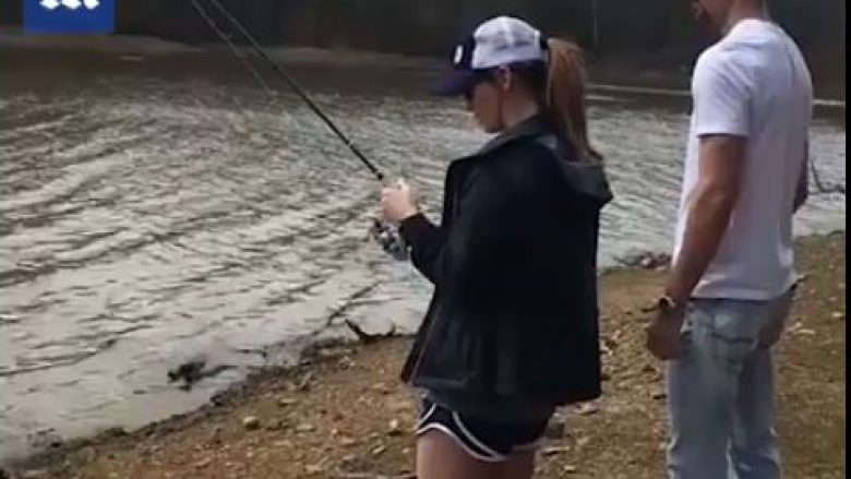 E dërgon të dashurën për peshkim, ajo çfarë i kapet në grep e bën atë qaj (Video)