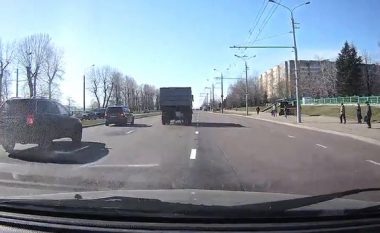 Momenti bizar kur lopa bie nga kamioni në rrugë dhe detyron shoferët të frenojnë (Foto/Video)