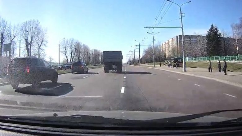 Momenti bizar kur lopa bie nga kamioni në rrugë dhe detyron shoferët të frenojnë (Foto/Video)