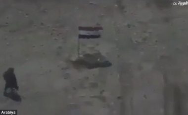Militantët e ISIS-it mundohen ta heqin flamurin irakian, e pësojnë keq kur raketa i bën shkrumb e hi (Foto/Video, +18)