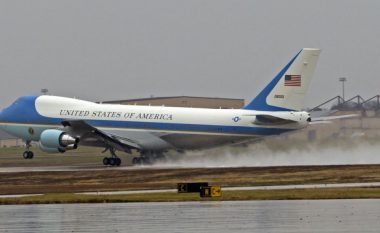 ‘Incident’ në ajër në mes të avioni të Trumpit dhe avionit ushtarak