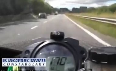 Filmon vdekjen e shokut të ngushtë, derisa po vozisnin motoçikletat me 275 kilometra në orë (Video, +18)