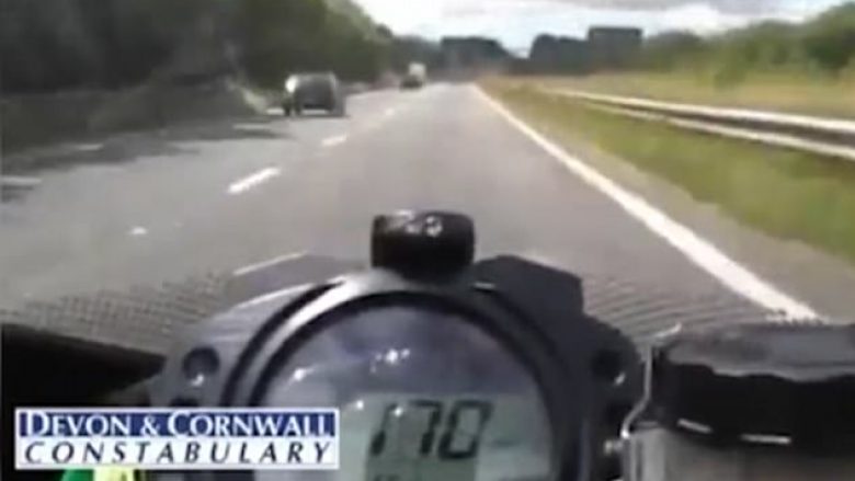 Filmon vdekjen e shokut të ngushtë, derisa po vozisnin motoçikletat me 275 kilometra në orë (Video, +18)