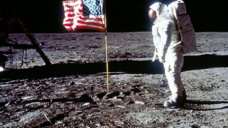 Çfarë ka ndodhur me flamujt amerikanë në Hënë?