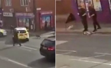 Pesë pitbull të tërbuar sulmojnë çiftin në rrugë, reagon policia duke i qëlluar me revole (Video, +18)