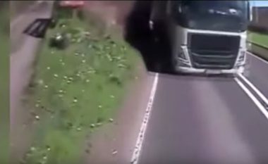 Po voziste motoçikletën në korsinë e tij, kur befasisht nga kthesa e madhe i shfaqet para syve një kamion gjigant nga i cili shpëton për një fije floku (Video)