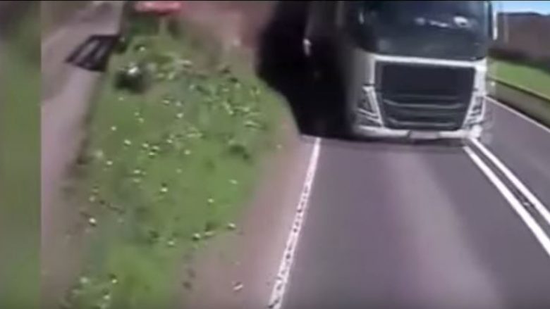Po voziste motoçikletën në korsinë e tij, kur befasisht nga kthesa e madhe i shfaqet para syve një kamion gjigant nga i cili shpëton për një fije floku (Video)