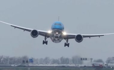 Pamje rrëqethëse: Erërat e forta lëkundin aeroplanin derisa po aterronte në pistë (Video)