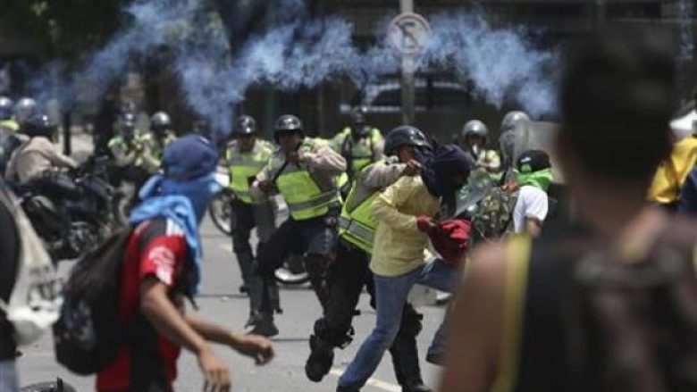 Protestat në Venezuelë, vritet një 14 vjeçar