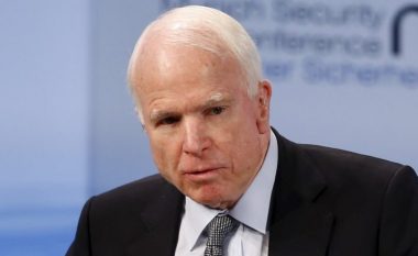 Senatori McCain arrin në Kosovë