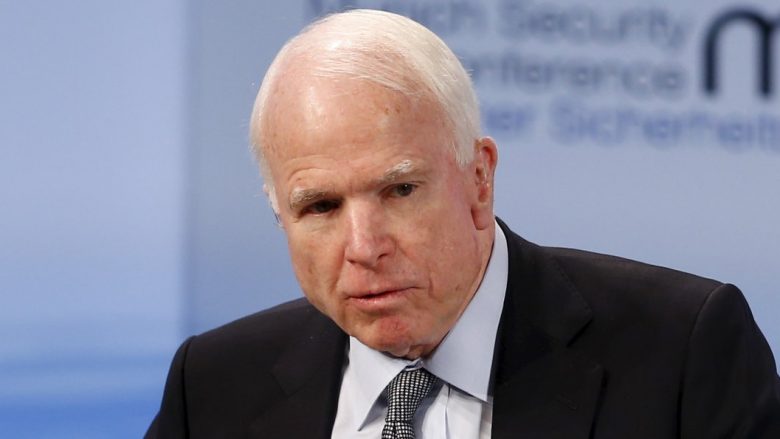 Senatori McCain arrin në Kosovë