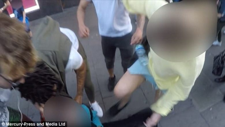 I fut kamerën nën fustan për ta filmuar tinëzisht, gruaja e nervozuar e shkelmon në qendër të qytetit (Foto/Video)