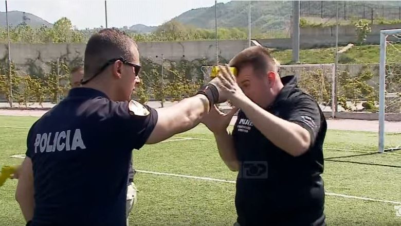 Instruktori i SWAT që trajnon policët shqiptarë për dyluftimet (Video)