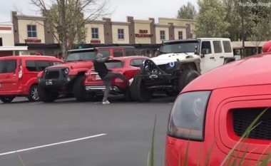 Kishte parkuar veturën në mënyrë të gabuar duke i zënë dy vende, shikoni si i hakmerren shoferët tjerë (Video)