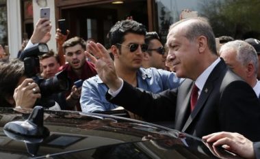 Monitoruesit kritikojnë referendumin në Turqi