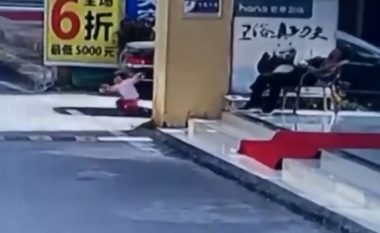 Njëvjeçaren e godet vetura dhe i kalon sipër me dy rrotat, shpëton më gërvishtje të lehta (Foto/Video, +16)
