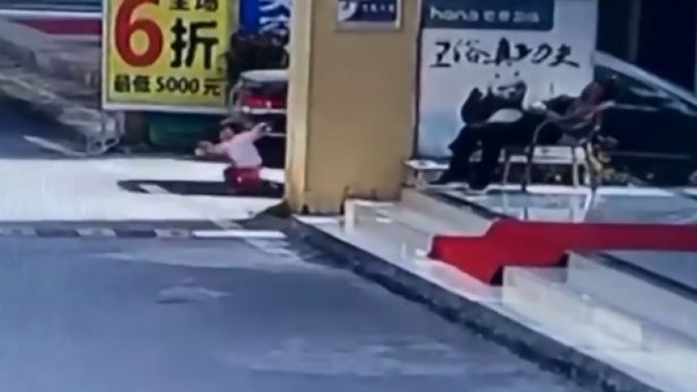 Njëvjeçaren e godet vetura dhe i kalon sipër me dy rrotat, shpëton më gërvishtje të lehta (Foto/Video, +16)