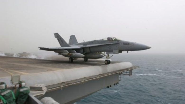 Një aeroplan luftarak amerikan rrëzohet në det