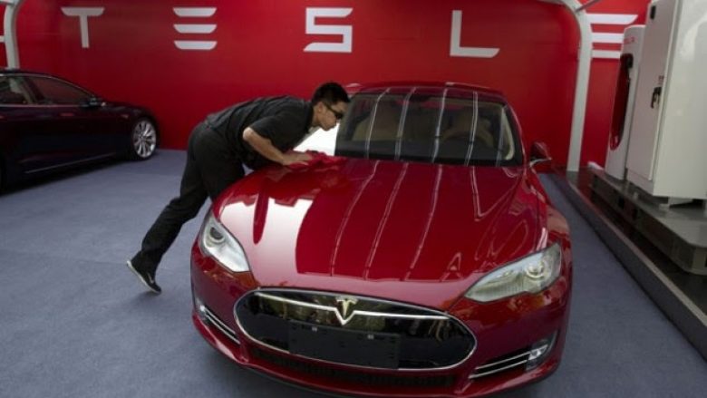 Tesla tërheq 53.000 automjete për shkak të frenit të dorës