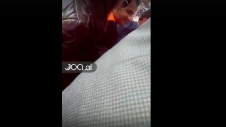 Hajni vjedh portofolin dhe tenton të dalë nga dritarja e autobusit në Tiranë, por e pëson keq (Video)