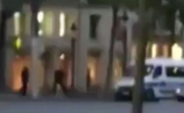 Momenti kur qytetarët e Parisit vrapojnë për ta shpëtuar kokën, derisa policia qëllon për vdekje sulmuesin (Video)