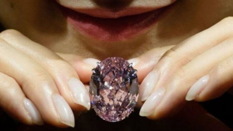 Diamanti shitet për shumë rekorde prej 71 milionë dollarë